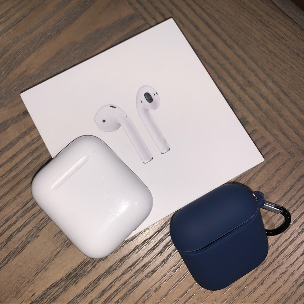 Apple AirPods with Charging Case (1st Gen)